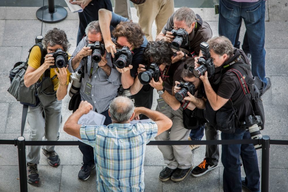 Valencia, 25/06/2013. De izquierda a derecha: Rober Solsona (ABC); Miguel Lorenzo (El Periodico); Kai Foersterling (EFE);Fernando Bustamante (Levante EMV); Guillermo Lucas; Germán Caballero (Freelance); José Jordán (AFP), fotografían a un asistente a la Junta General de Accionistas de Bankia. Foto: Biel Aliño